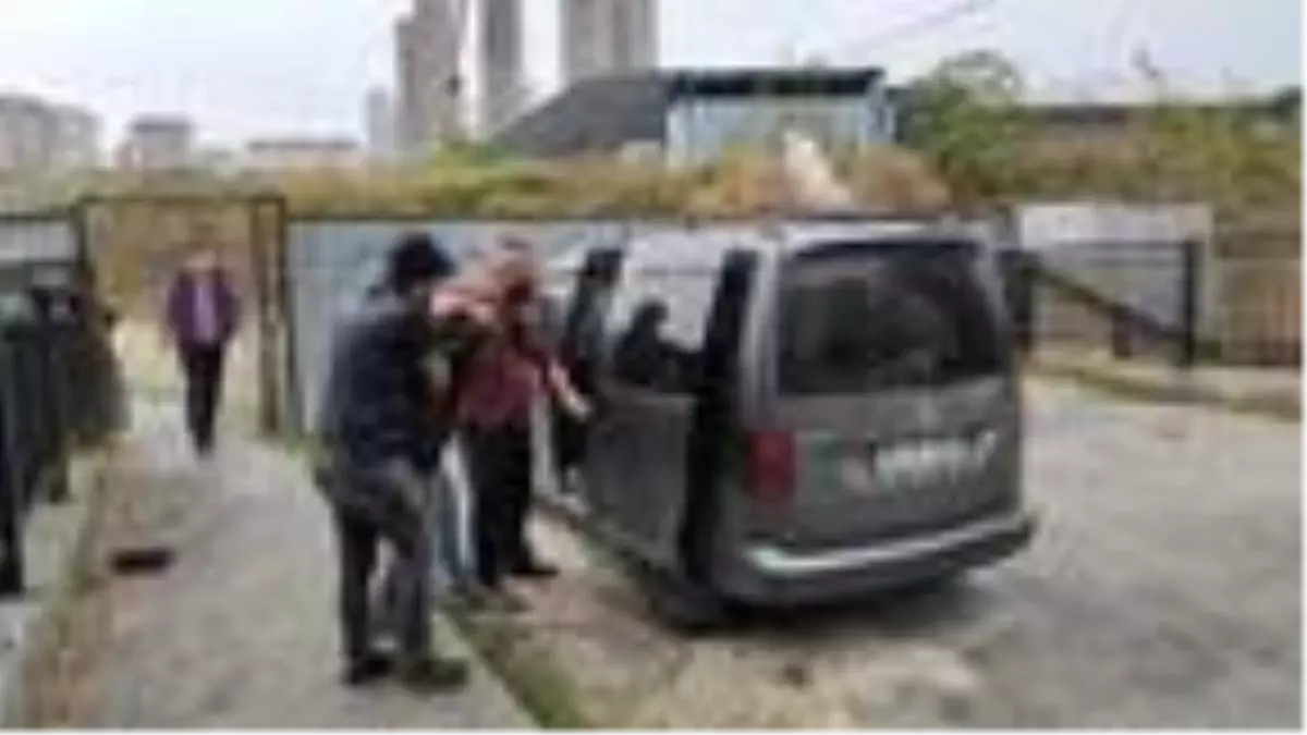 Esenyurt'ta uyuşturucuyu toprağa gömmek isterken yakalandı.