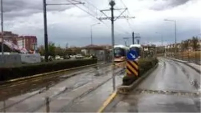 Eskişehir'de aniden başlayan yağmur ve dolu hayatı felç etti Eskişehir'de aniden başlayan yağmur ve dolu hayatı felç etti