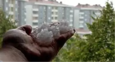 Eskişehir'de aniden başlayan yağmur ve dolu hayatı felç etti Eskişehir'de aniden başlayan yağmur ve dolu hayatı felç etti