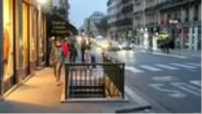 Fransa'da 8 büyükşehirde sokağa çıkma yasağı başladı Fransa'da 8 büyükşehirde sokağa çıkma yasağı başladı
