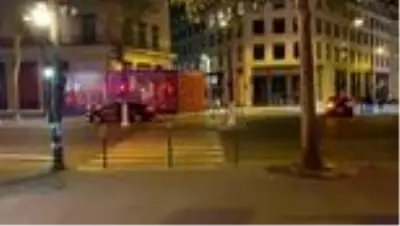 Fransa'da sokağa çıkma yasağı başladı Fransa'da sokağa çıkma yasağı başladı