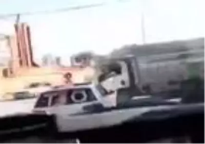 Gaziosmanpaşa'da kamyonet gelin arabasına böyle çarptı Gaziosmanpaşa'da kamyonet gelin arabasına böyle çarptı