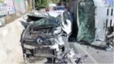 Gaziosmanpaşa'da kamyonet gelin arabasına böyle çarptı Gaziosmanpaşa'da kamyonet gelin arabasına böyle çarptı