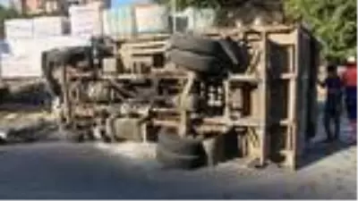 Gaziosmanpaşa'da kamyonet gelin arabasına böyle çarptı Gaziosmanpaşa'da kamyonet gelin arabasına böyle çarptı
