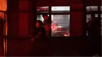 Son dakika: Geri dönüşüm deposunda çıkan yangın güçlükle söndürüldü Son dakika: Geri dönüşüm deposunda çıkan yangın güçlükle söndürüldü