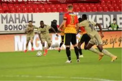 İlk yarıda 3 gol var İlk yarıda 3 gol var