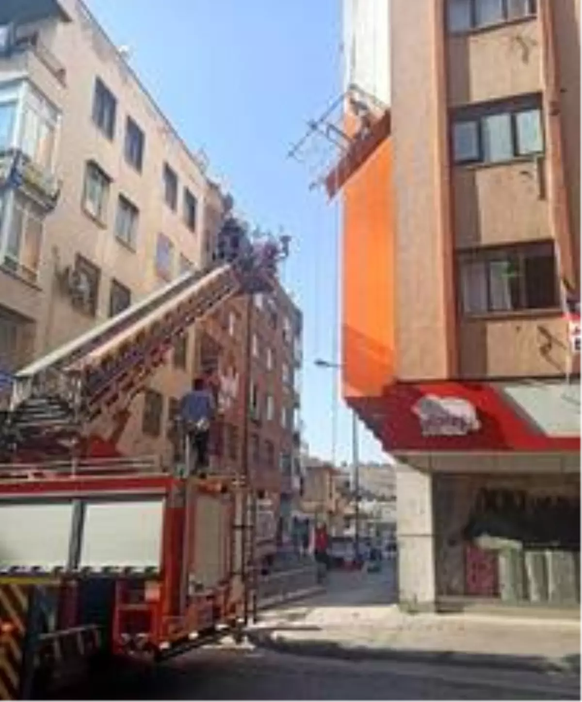 İskele halatı koptu, emniyet kemeri sayesinde kurtuldu
