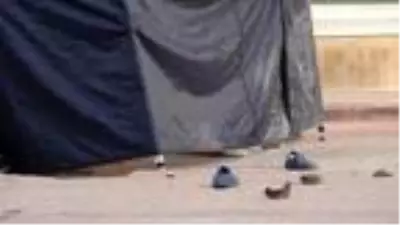 Sürücüsünün kontrolünden çıkan otomobil, her şeyden habersiz kaldırımda yürüyen aileye çarptı