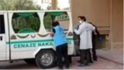 Sürücüsünün kontrolünden çıkan otomobil, her şeyden habersiz kaldırımda yürüyen aileye çarptı