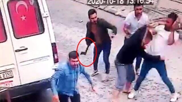 Karı-kocaya baltayla saldıran komşularının görüntüleri kameraya böyle yansıdı Karı-kocaya baltayla saldıran komşularının görüntüleri kameraya böyle yansıdı