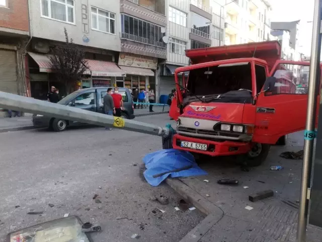 Son Dakika Ordu Da Feci Kaza Kamerada Kaldirimda Duran Vatandasa Carpti