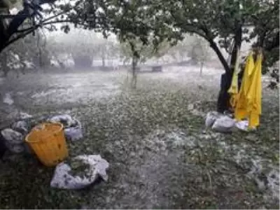 Kırkağaç'ta dolu yağışı hayatı felç etti Kırkağaç'ta dolu yağışı hayatı felç etti