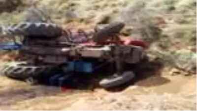 - Kontrolden çıkan traktör uçuruma yuvarlandı - Kontrolden çıkan traktör uçuruma yuvarlandı