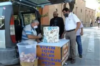 Konya'nın 'çorbacı dayısı' 3 yıldır hayır dağıtıyor Konya'nın 'çorbacı dayısı' 3 yıldır hayır dağıtıyor