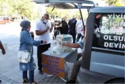 Konya'nın 'çorbacı dayısı' 3 yıldır hayır dağıtıyor Konya'nın 'çorbacı dayısı' 3 yıldır hayır dağıtıyor