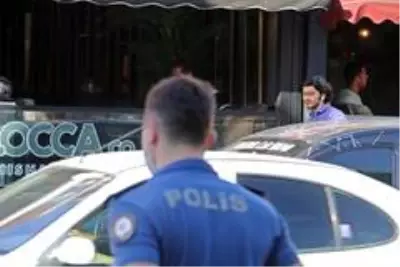 Salgını görmezden gelenler polisi görünce maskeyi taktı Salgını görmezden gelenler polisi görünce maskeyi taktı