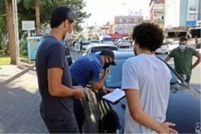 Salgını görmezden gelenler polisi görünce maskeyi taktı Salgını görmezden gelenler polisi görünce maskeyi taktı
