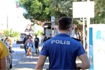 Salgını görmezden gelenler polisi görünce maskeyi taktı Salgını görmezden gelenler polisi görünce maskeyi taktı