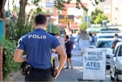 Salgını görmezden gelenler polisi görünce maskeyi taktı Salgını görmezden gelenler polisi görünce maskeyi taktı