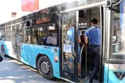 Salgını görmezden gelenler polisi görünce maskeyi taktı Salgını görmezden gelenler polisi görünce maskeyi taktı