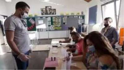 Kuzey Kıbrıs cumhurbaşkanlığı seçiminin ikinci turu için sandık başında Kuzey Kıbrıs cumhurbaşkanlığı seçiminin ikinci turu için sandık başında