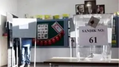 Kuzey Kıbrıs cumhurbaşkanlığı seçiminin ikinci turu için sandık başında Kuzey Kıbrıs cumhurbaşkanlığı seçiminin ikinci turu için sandık başında