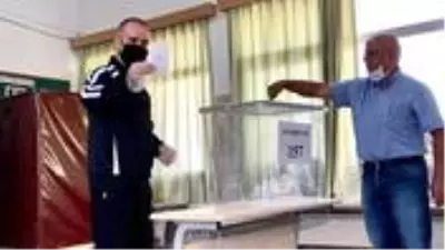 Kuzey Kıbrıs'ta ikinci tura kalan Cumhurbaşkanlığı seçiminde sandıklar kapandı Kuzey Kıbrıs'ta ikinci tura kalan Cumhurbaşkanlığı seçiminde sandıklar kapandı