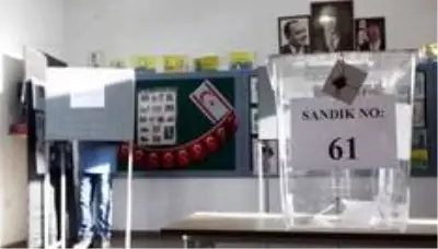 Kuzey Kıbrıs cumhurbaşkanlığı seçiminin ikinci turu için sandık başında Kuzey Kıbrıs cumhurbaşkanlığı seçiminin ikinci turu için sandık başında