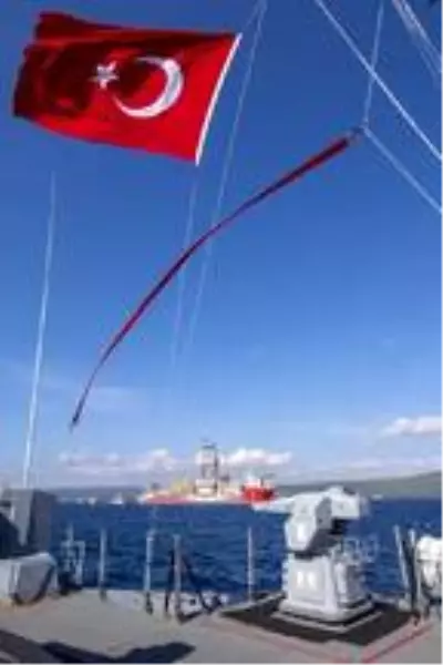 MSB: Kanuni'ye Deniz Kuvvetlerimize ait gemiler eşlik ediyor MSB: Kanuni'ye Deniz Kuvvetlerimize ait gemiler eşlik ediyor