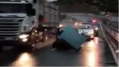 Son dakika haberi! Otomobilin bariyerlere çarpması sonucu 5 kişi yaralandı Son dakika haberi! Otomobilin bariyerlere çarpması sonucu 5 kişi yaralandı