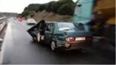 Son dakika haberi! Otomobilin bariyerlere çarpması sonucu 5 kişi yaralandı Son dakika haberi! Otomobilin bariyerlere çarpması sonucu 5 kişi yaralandı
