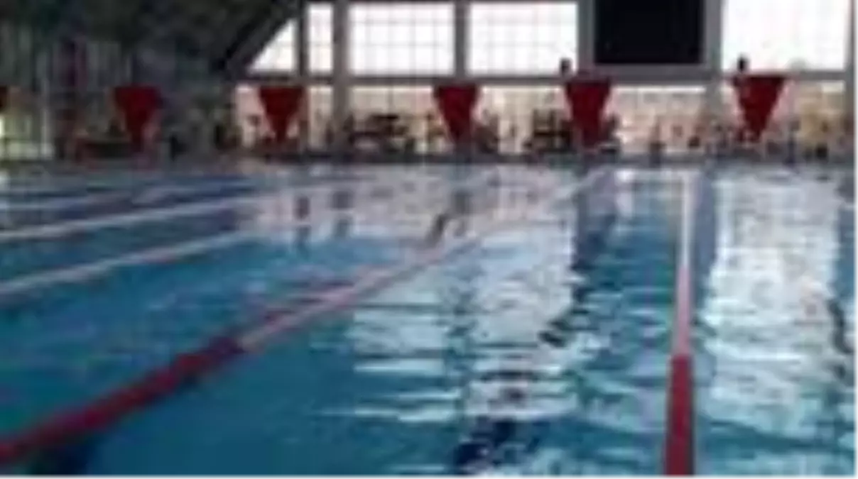 Özel çocuklar yüzerek engellerini aşıyor