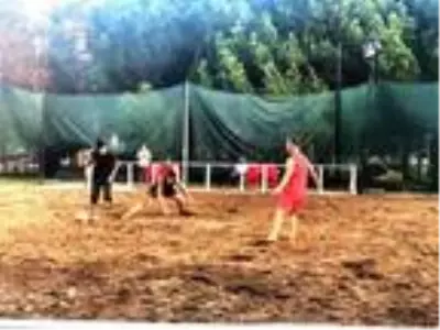 Plaj futbolu için kendilerine kum saha yaptılar Plaj futbolu için kendilerine kum saha yaptılar