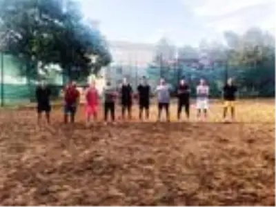 Plaj futbolu için kendilerine kum saha yaptılar Plaj futbolu için kendilerine kum saha yaptılar