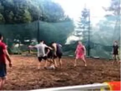 Plaj futbolu için kendilerine kum saha yaptılar Plaj futbolu için kendilerine kum saha yaptılar