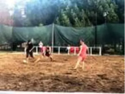 Plaj futbolu için kendilerine kum saha yaptılar Plaj futbolu için kendilerine kum saha yaptılar