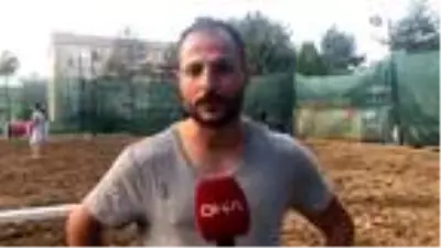 Plaj futbolu için kendilerine kum saha yaptılar Plaj futbolu için kendilerine kum saha yaptılar