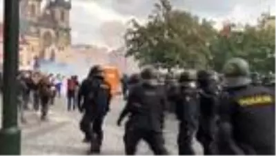 Son dakika haberleri | Prag'da holiganlar polisle çatıştı: 20 yaralı, 16 gözaltı Son dakika haberleri | Prag'da holiganlar polisle çatıştı: 20 yaralı, 16 gözaltı