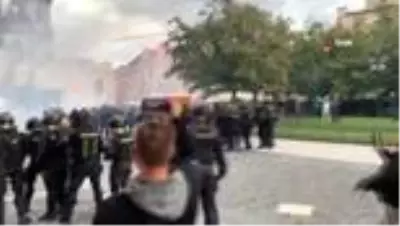 Son dakika haberleri | Prag'da holiganlar polisle çatıştı: 20 yaralı, 16 gözaltı Son dakika haberleri | Prag'da holiganlar polisle çatıştı: 20 yaralı, 16 gözaltı