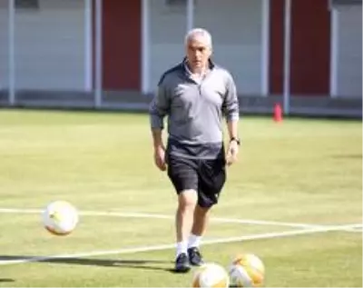 Rıza Çalımbay: 'Amacımız Villarreal maçından puan yada puanlar almak' Rıza Çalımbay: 'Amacımız Villarreal maçından puan yada puanlar almak'
