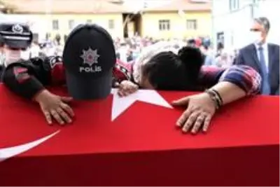 Sakarya'da şehit düşen polis memuru Ankara'da toprağa verildi Sakarya'da şehit düşen polis memuru Ankara'da toprağa verildi