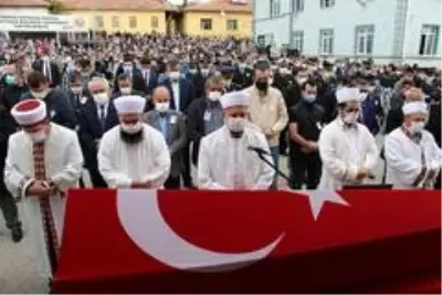 Sakarya'da şehit düşen polis memuru Ankara'da toprağa verildi Sakarya'da şehit düşen polis memuru Ankara'da toprağa verildi