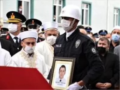 Sakarya'da şehit düşen polis memuru Ankara'da toprağa verildi Sakarya'da şehit düşen polis memuru Ankara'da toprağa verildi