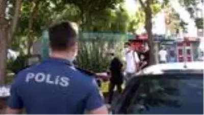 Salgını görmezden gelenler polisi görünce maskeyi taktı Salgını görmezden gelenler polisi görünce maskeyi taktı