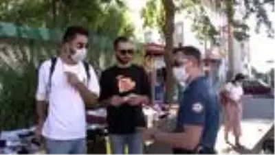Salgını görmezden gelenler polisi görünce maskeyi taktı Salgını görmezden gelenler polisi görünce maskeyi taktı