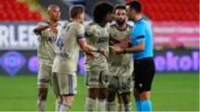 Serdar Aziz'in hakem Atilla Karaoğlan'a ettiği hakaret kameralara yansıdı Serdar Aziz'in hakem Atilla Karaoğlan'a ettiği hakaret kameralara yansıdı