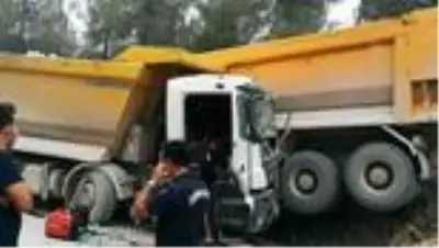 Soma'da hafriyat kamyonları çarpıştı: 2 yaralı Soma'da hafriyat kamyonları çarpıştı: 2 yaralı