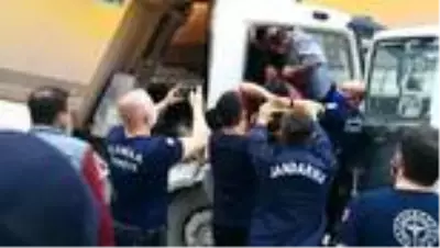 Soma'da hafriyat kamyonları çarpıştı: 2 yaralı Soma'da hafriyat kamyonları çarpıştı: 2 yaralı