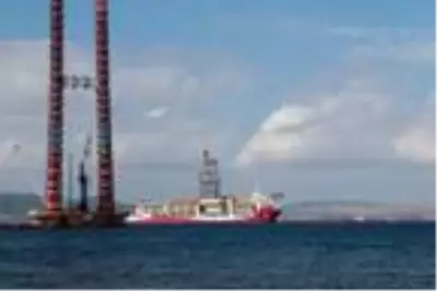 Sondaj gemisi 'Kanuni', Çanakkale Boğazı'nı geçiyor (2) Sondaj gemisi 'Kanuni', Çanakkale Boğazı'nı geçiyor (2)