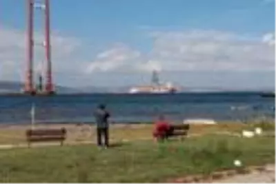 Sondaj gemisi 'Kanuni', Çanakkale Boğazı'nı geçiyor (2) Sondaj gemisi 'Kanuni', Çanakkale Boğazı'nı geçiyor (2)
